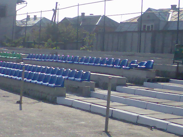 Пластикові стільці на стадіоні Будівельник