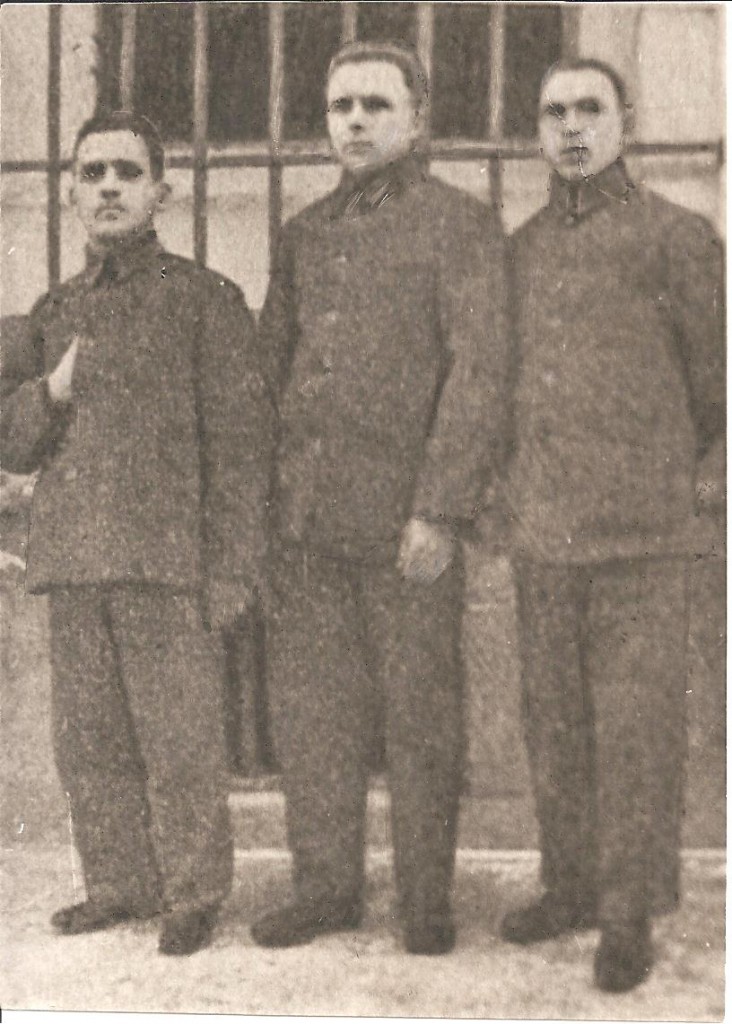 Дмитро Дубаневич (на фото - посередині)