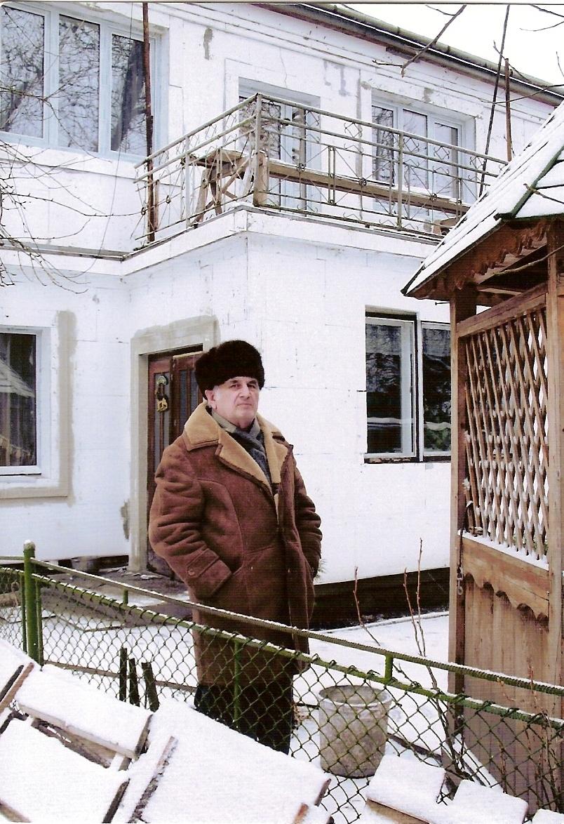 Т.В. Костур біля родинного будинку в Ходорові
