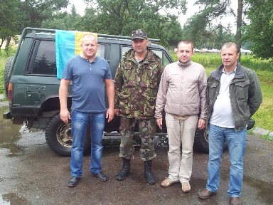 Підприємці Жидачівщини подарували українським військовим позашляховик
