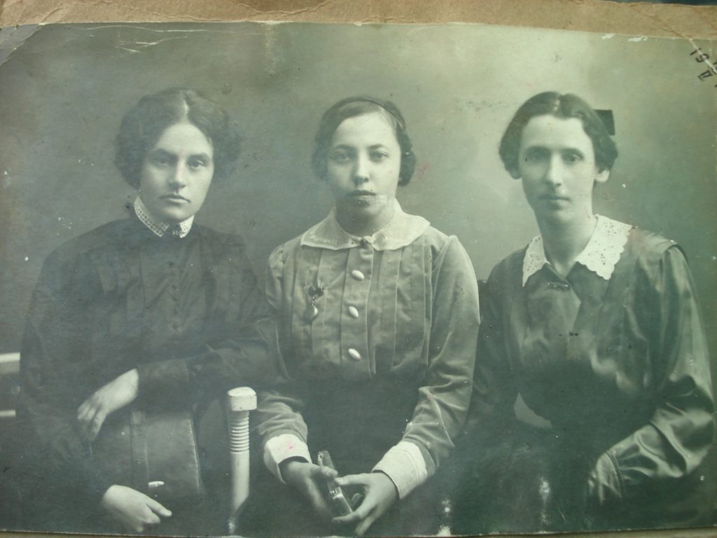 Марія (посередині) з товаришками молодих років