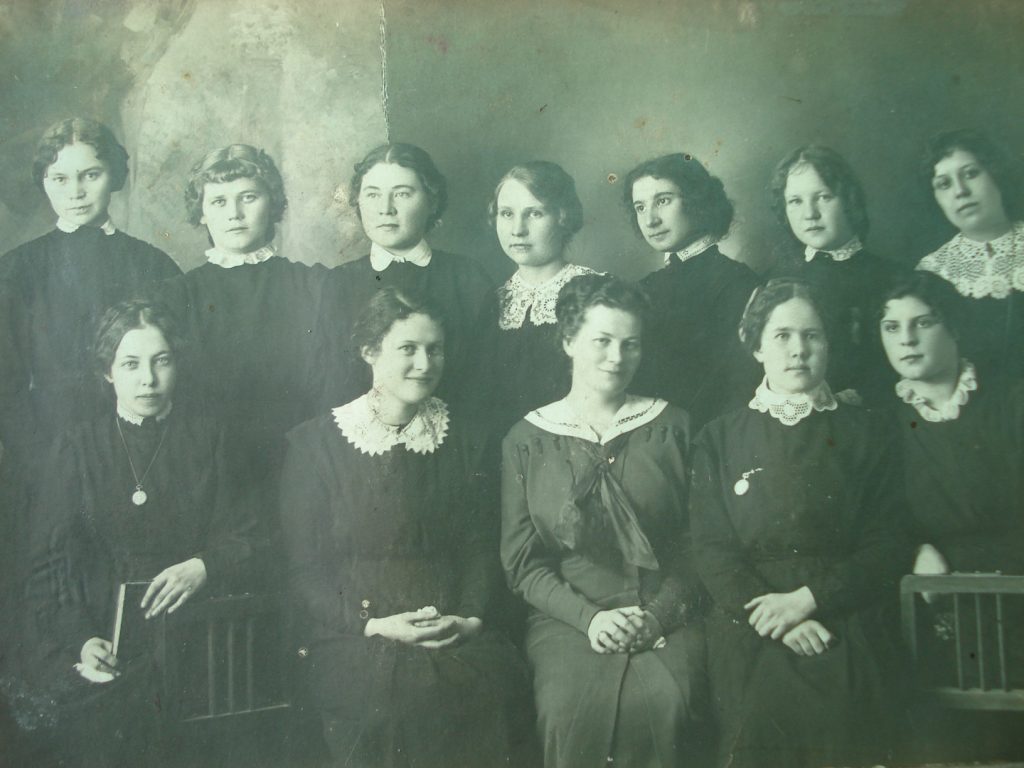 Учениці жіночої гімназії. Марія - в першому ряду крайня зліва