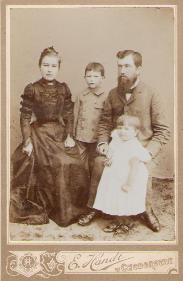 Іван Чернявський з дружиною Оленою, сином Володимиром і донькою Корнелією. 