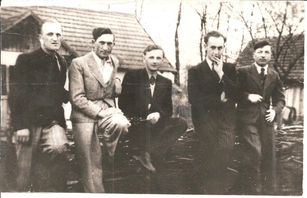 Дмитро Слюзар (другий праворуч) серед друзів-підпільників з Ходорівщини