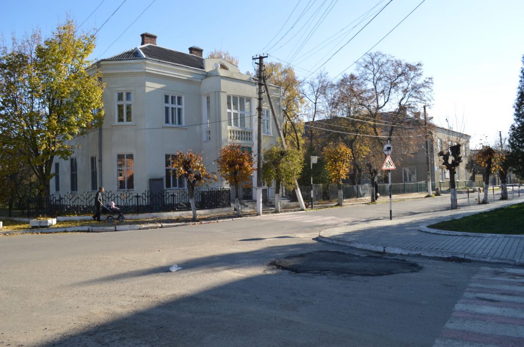 У цьому будинку на вулиці Грушевського (теперішня аптека) на початку 1940-их років розташовувався осідок ОУН Ходорівської округи