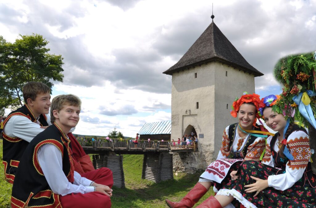 Учасники «Наддністярки» біля П’ятничанської вежі