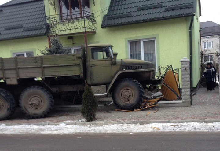 В Ходорові вантажівка знесла паркан