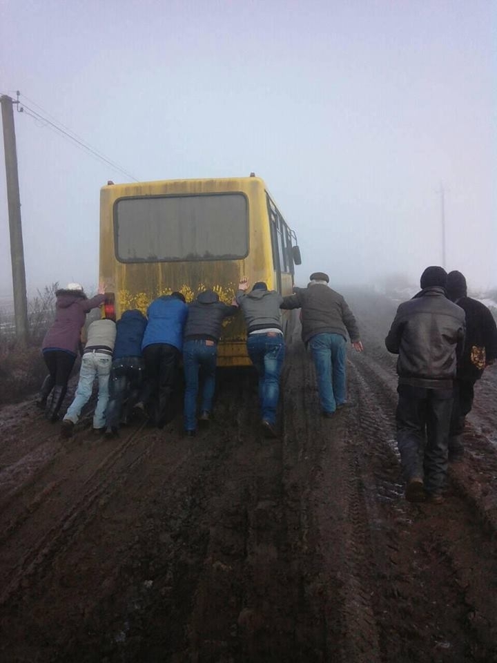 В селах Ходорівської громади замість доріг багно.