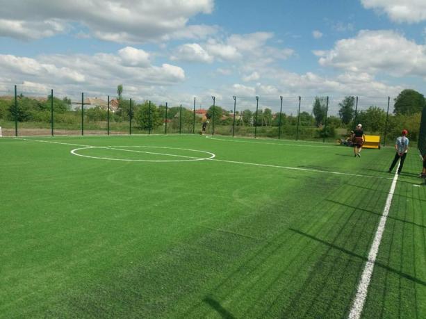 В Дулібах облаштували футбольне поле із штучними покриттям
