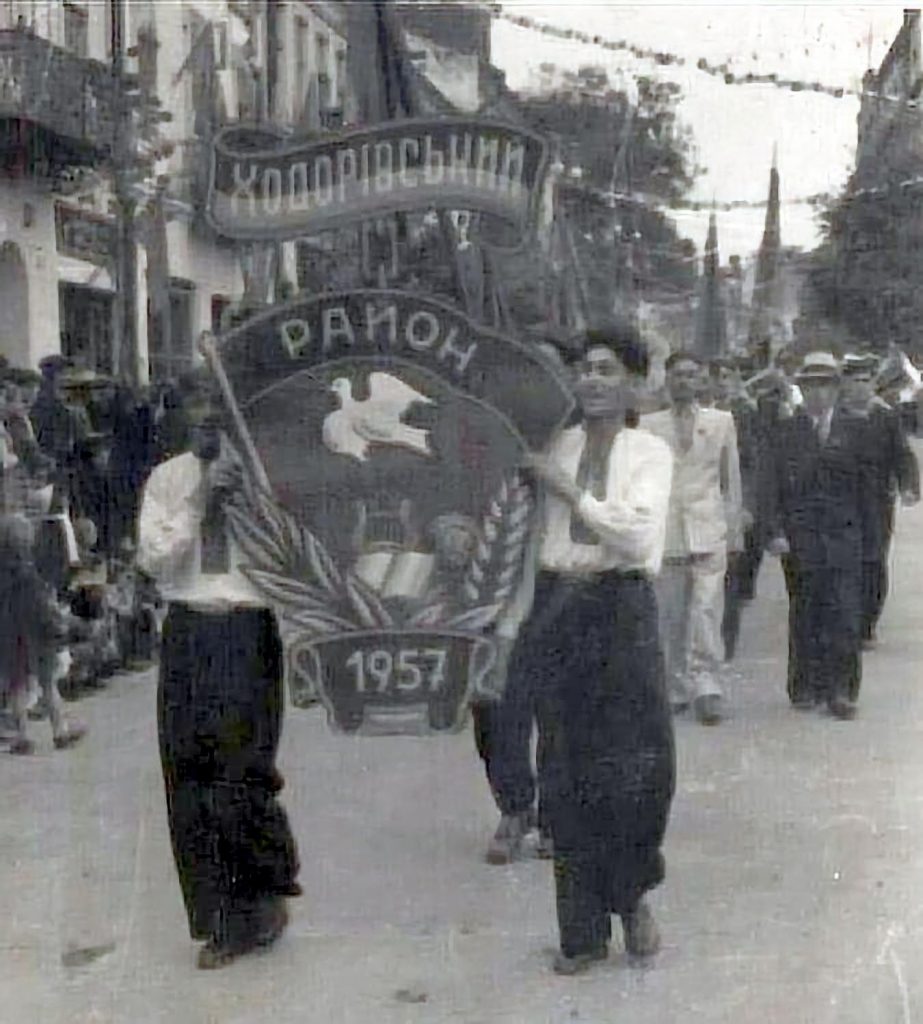 Колона Ходорівського району на святковій демонстрації (швидше за все 1 травня) 1957 року