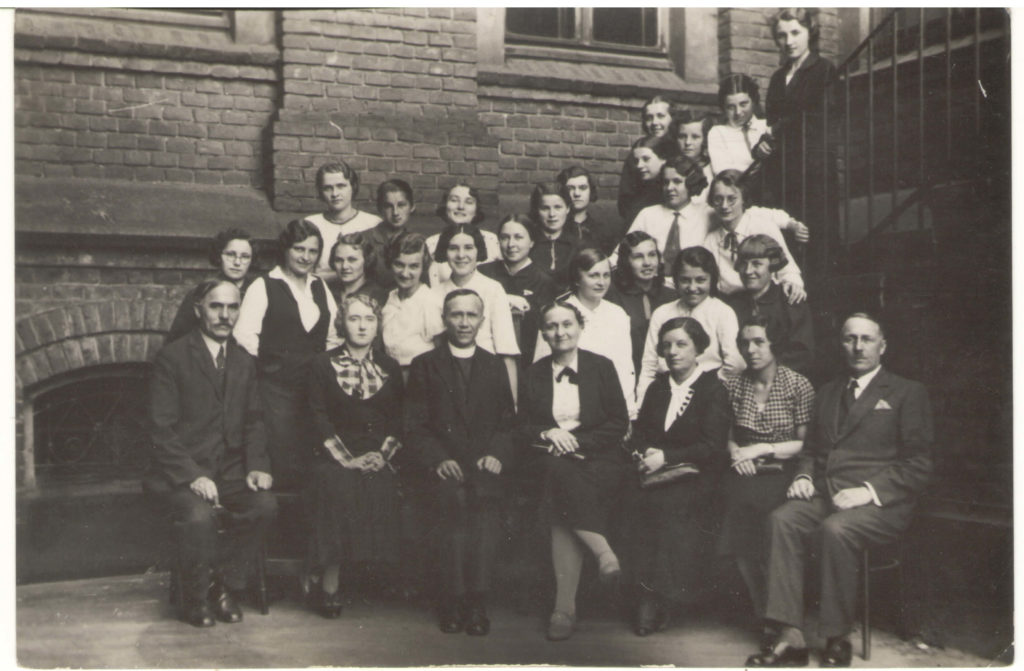 Греко-католицький священник з групою дівчат, Ходорів - жіночі курси - школа 1930-і роки