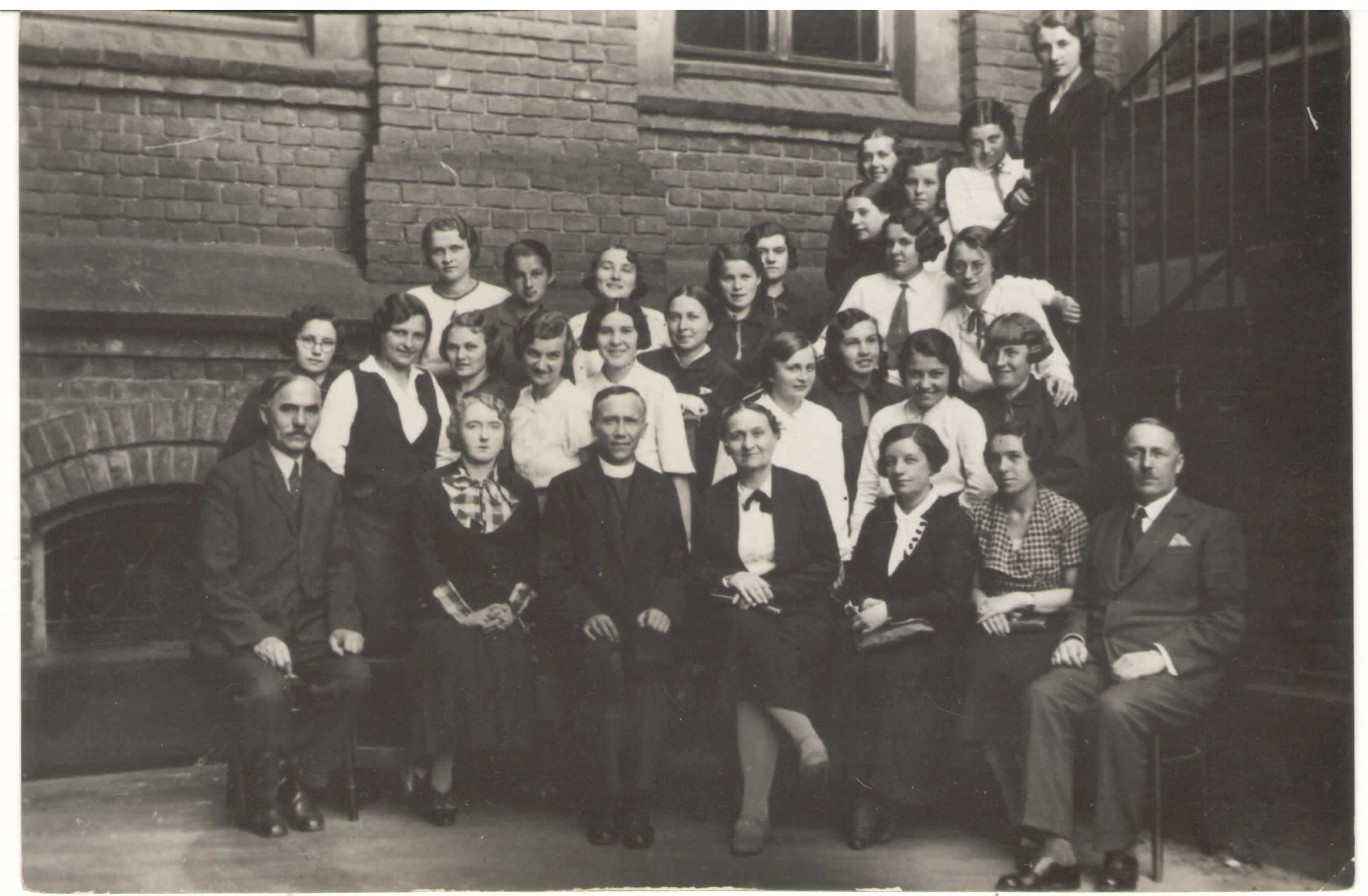 Греко-католицький священник з групою дівчат, Ходорів – жіночі курси – школа 1930-і роки