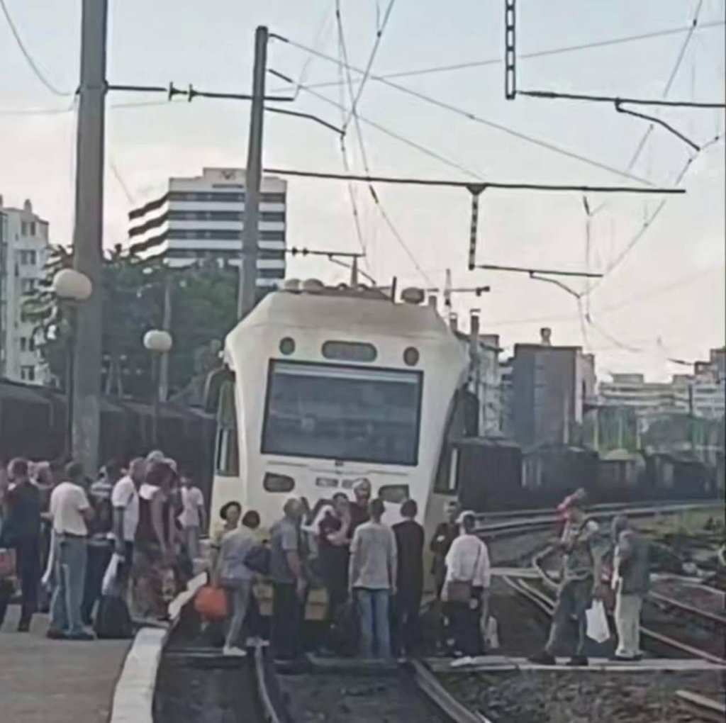 Пасажири перекрили рух поїзду Ходорів-Львів на Сихові